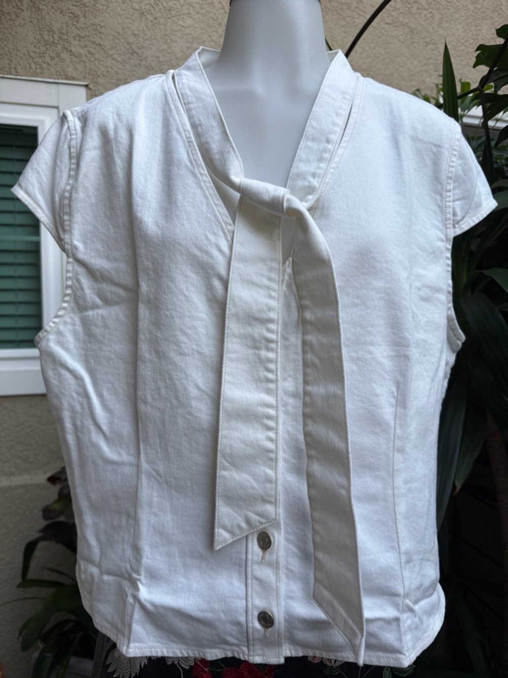 New GAP Off White Sleeveless Tie-Neck Button Front Denim Top